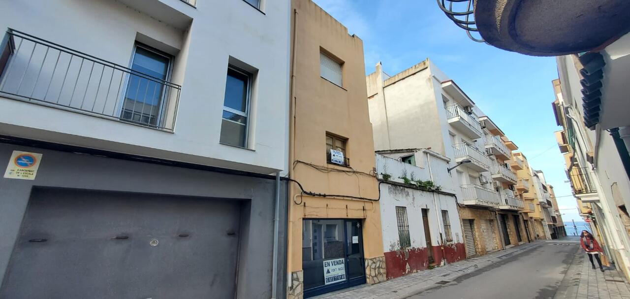 House -
                        L&acute;escala -
                        2 bedrooms -
                        0 persons