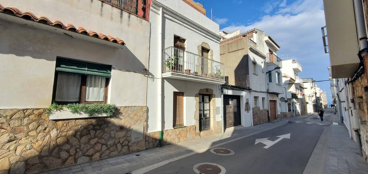 House -
                                L&acute;escala -
                                3 bedrooms -
                                0 persons